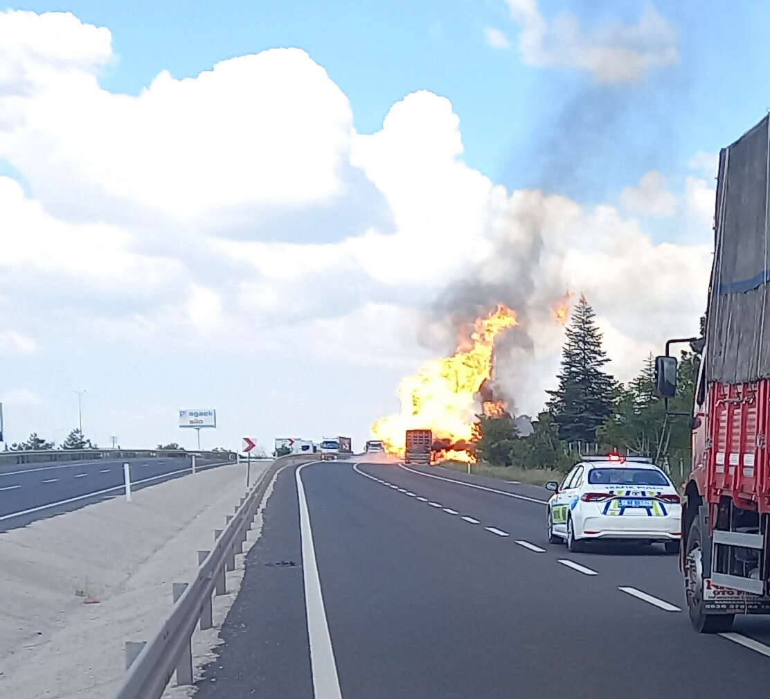Aksaray’da doğalgaz yüklü TIR bomba gibi patladı! Korku dolu anlar kamerada 2